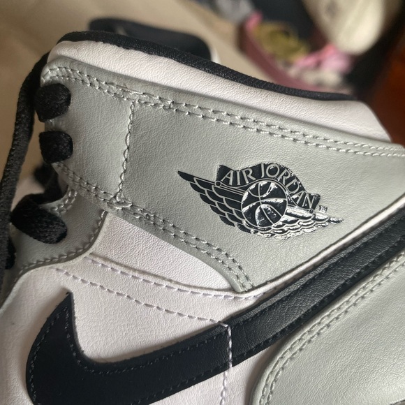 Jordan 1 Mid Light Smoke Grey size 5.5Y - Picture 4 of 6